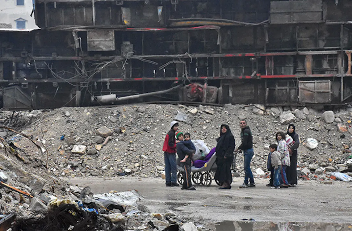 Diese Bewohner Aleppos haben es vom umkämpften Bustan al-Qasr Viertel in ein anderes Viertel geschafft. Inwiefern die immer noch in Ost-Aleppo eingeschlossenen Menschen evakuiert werden können, ist unklar.
