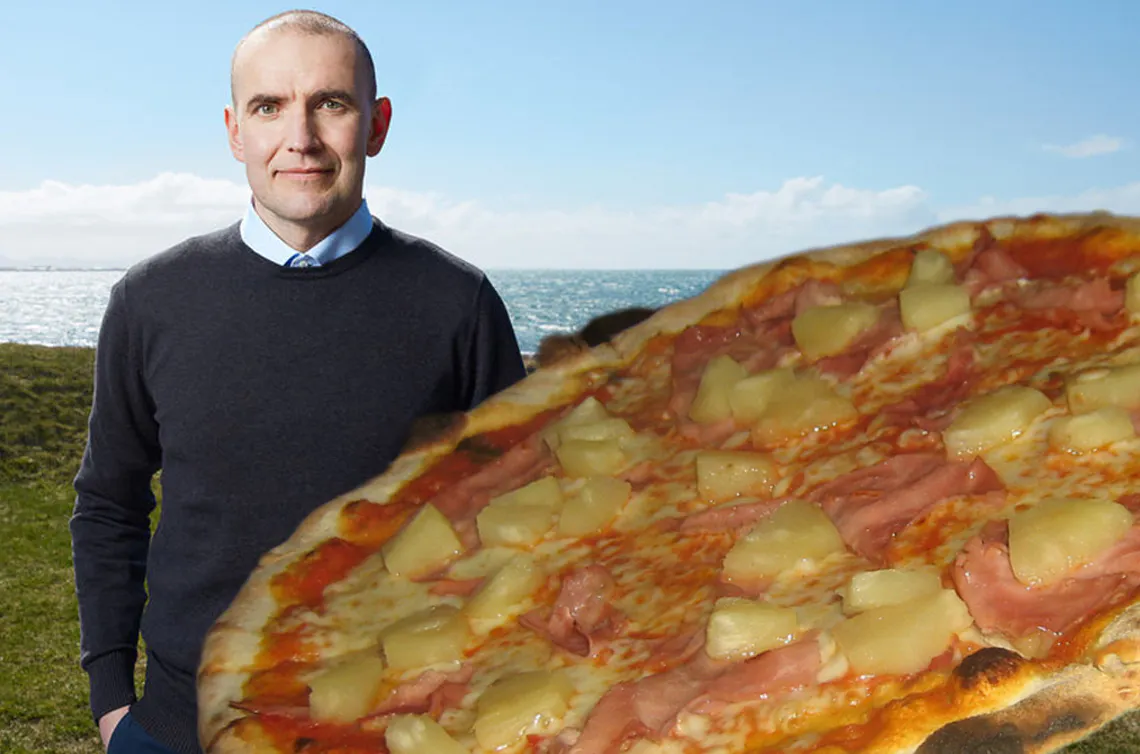 Islands Präsident Guðni Th. Jóhannesson und Pizza Hawaii