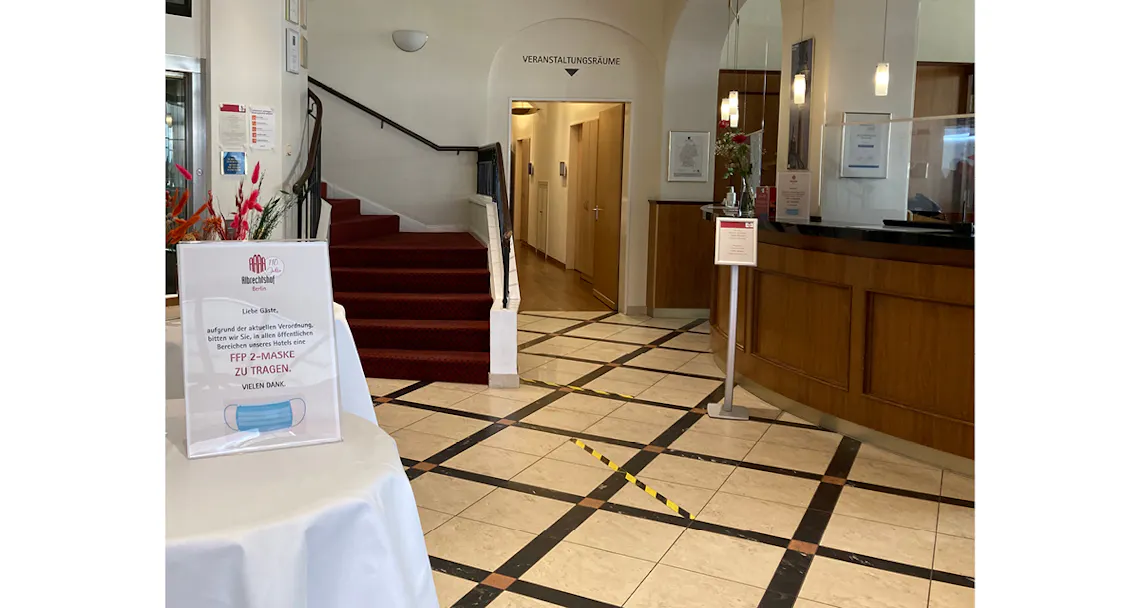 reportage hotel text lobby