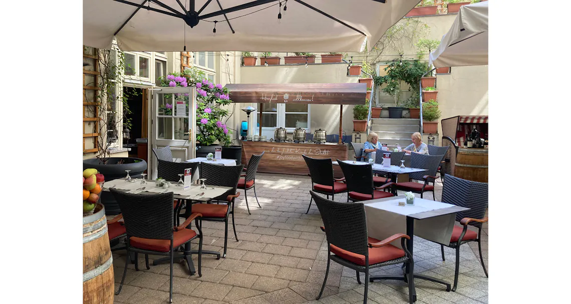 reportage hotel text restaurant mit damen